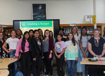 Foto de la primera dama con Girls with Pearls de la Academia Blandford