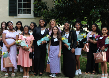 La primera dama recibió a las estudiantes y familias de Girls with Pearls en la mansión
